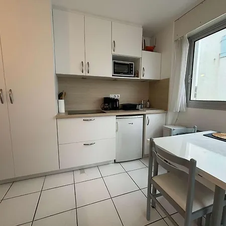 Cosy Avec Balcon Et Parking, - Fr-1-494-173 * Royan