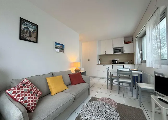 Appartement Cosy Avec Balcon Et Parking, - Fr-1-494-173 *