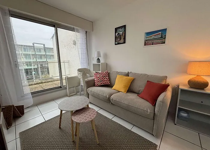 Appartement Cosy Avec Balcon Et Parking, - Fr-1-494-173